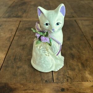 Vintage Ceramic White Kitty Cat With Purple/Lilac  Ribbon ,Pearls & Rose